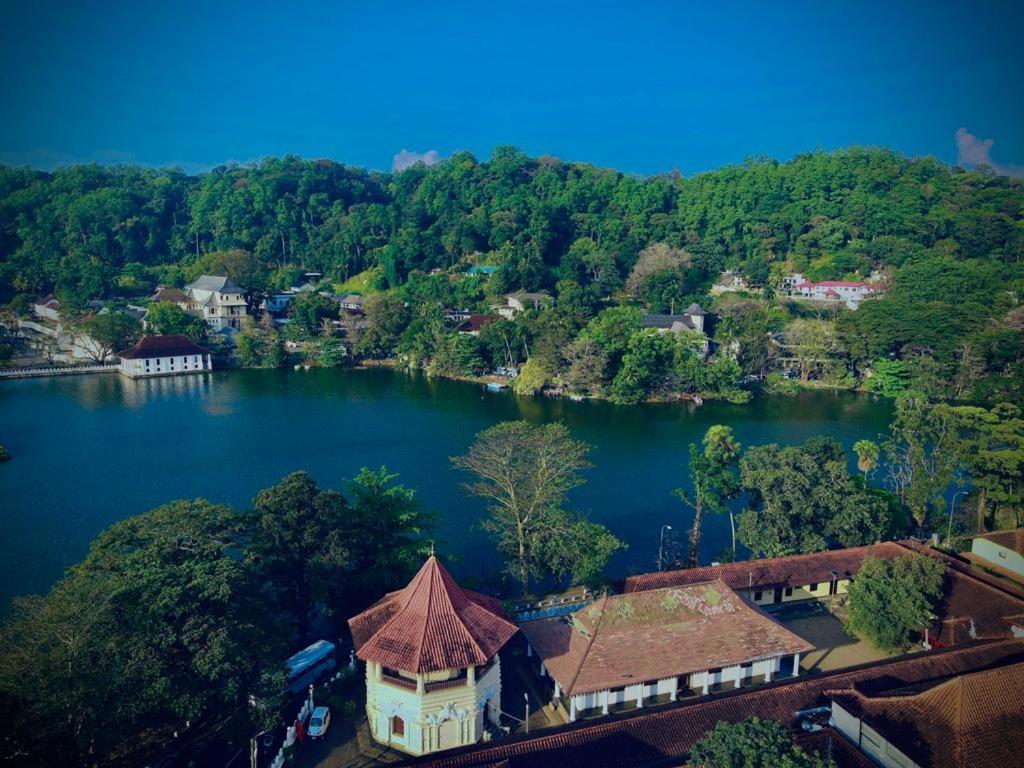 The Lake Round Guest House Kandy Eksteriør billede